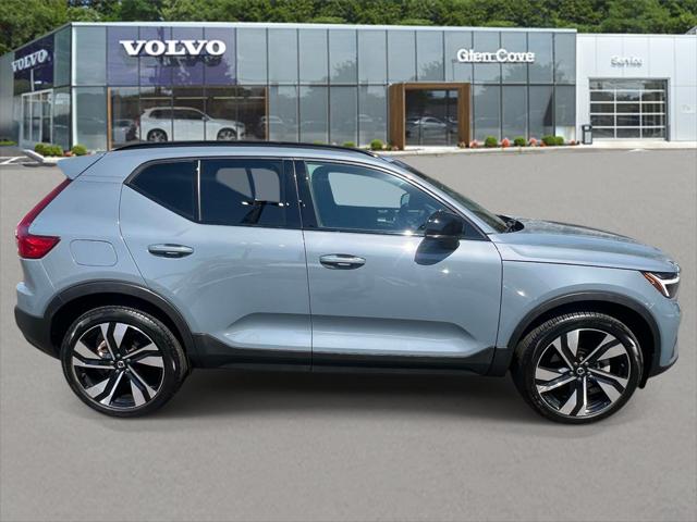 2023 Volvo XC40 B5 Plus Dark Theme