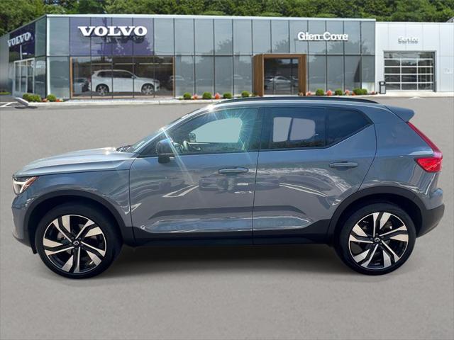2023 Volvo XC40 B5 Plus Dark Theme