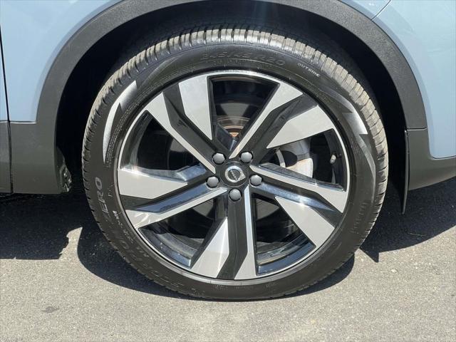 2023 Volvo XC40 B5 Plus Dark Theme