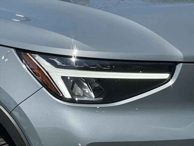2023 Volvo XC40 B5 Plus Dark Theme