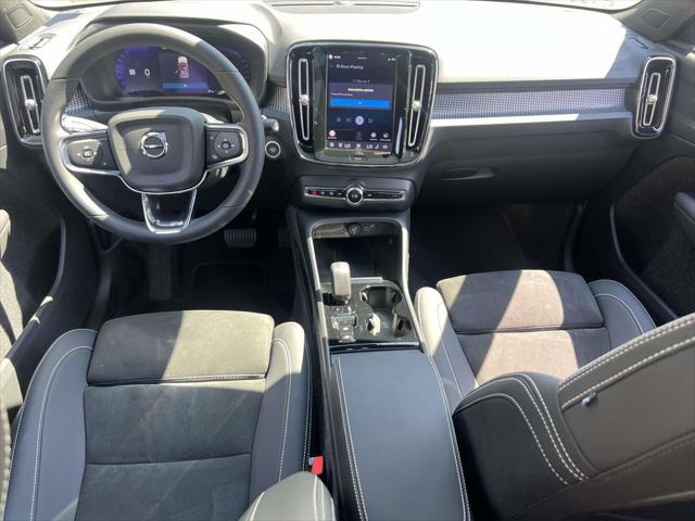 2023 Volvo XC40 B5 Plus Dark Theme