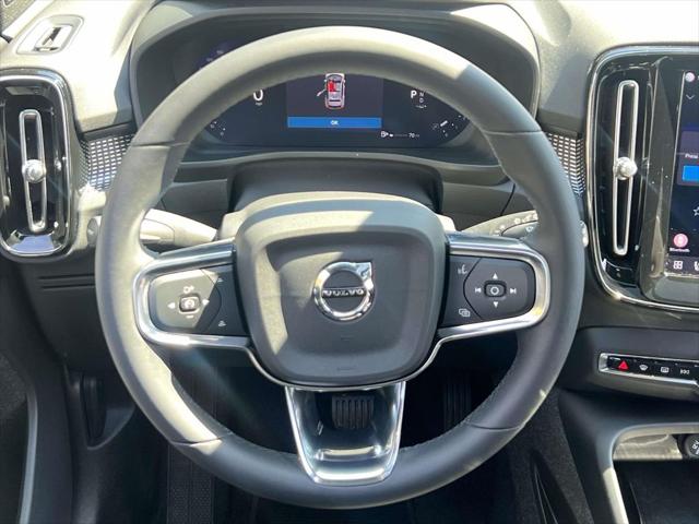 2023 Volvo XC40 B5 Plus Dark Theme