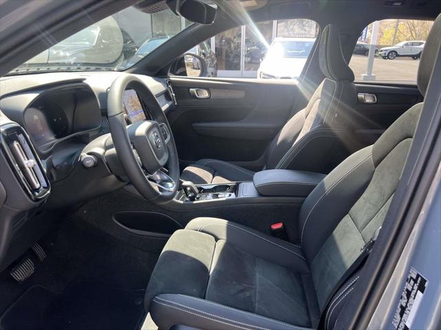 2023 Volvo XC40 B5 Plus Dark Theme