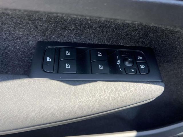 2023 Volvo XC40 B5 Plus Dark Theme