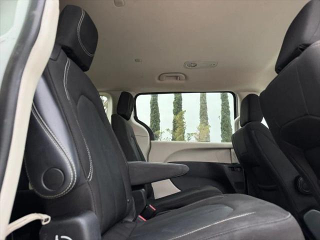 2022 Chrysler Voyager LX