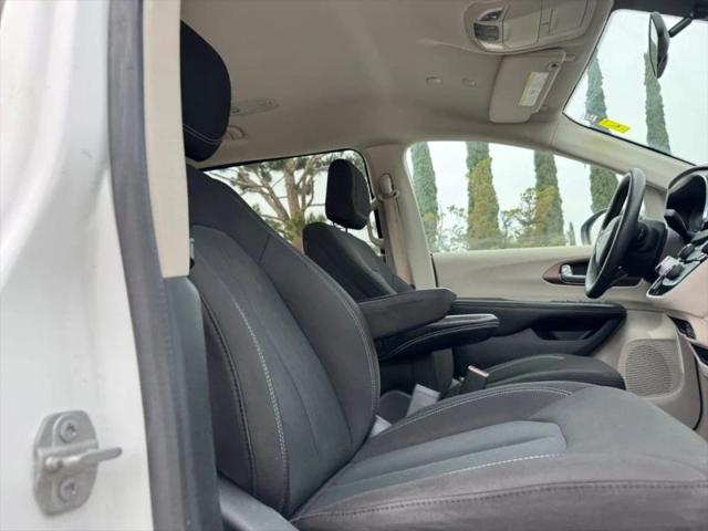 2022 Chrysler Voyager LX