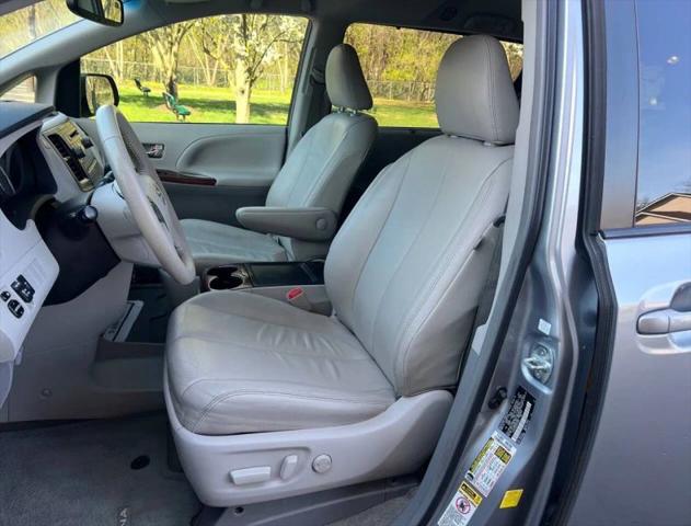 2013 Toyota Sienna XLE V6 8 Passenger