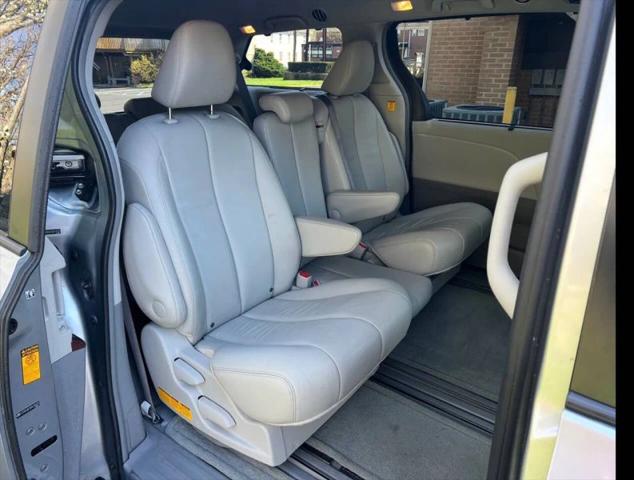 2013 Toyota Sienna XLE V6 8 Passenger