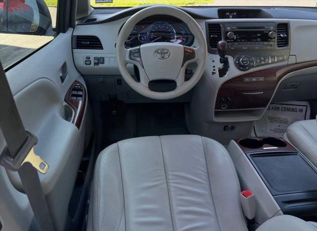 2013 Toyota Sienna XLE V6 8 Passenger
