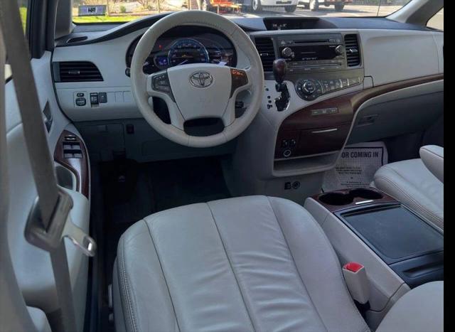 2013 Toyota Sienna XLE V6 8 Passenger