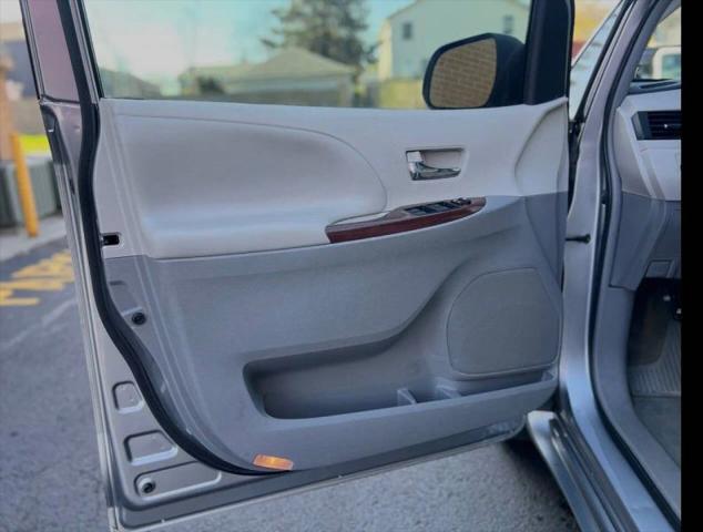 2013 Toyota Sienna XLE V6 8 Passenger