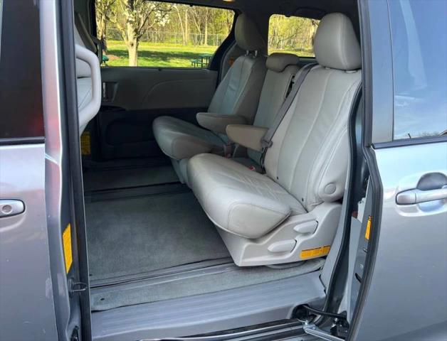 2013 Toyota Sienna XLE V6 8 Passenger
