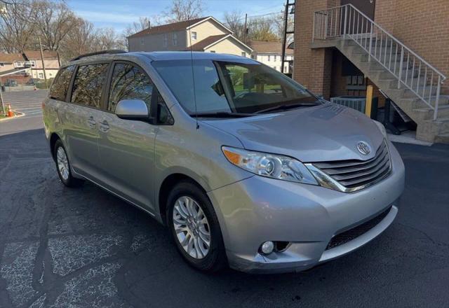 2013 Toyota Sienna XLE V6 8 Passenger