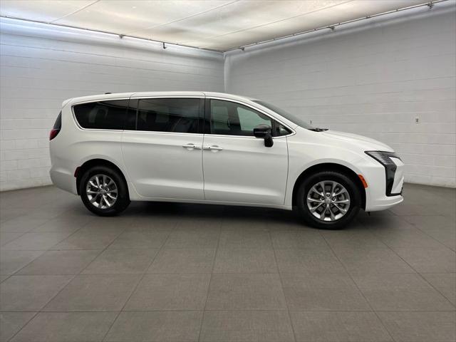 2027 Chrysler Pacifica PACIFICA SELECT AWD