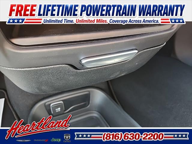 2027 Chrysler Pacifica Select