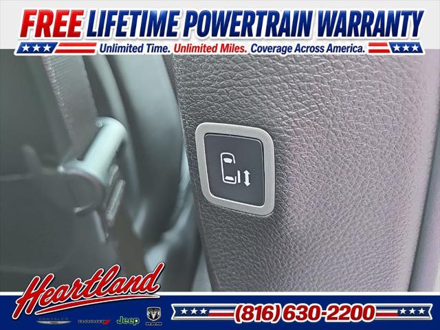 2027 Chrysler Pacifica Select