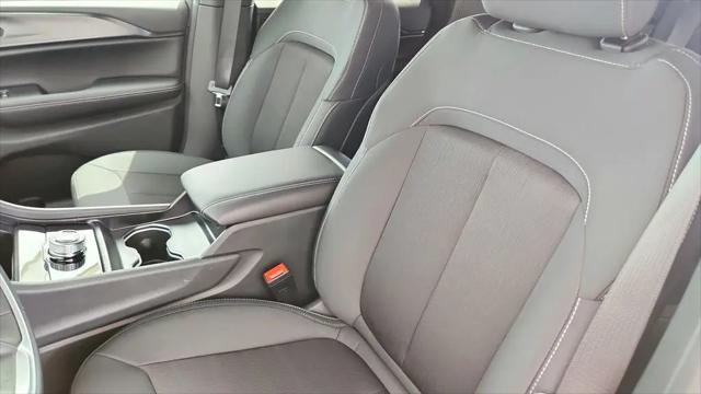 2026 Jeep Grand Cherokee Laredo 4x2