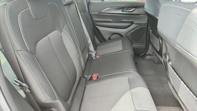 2026 Jeep Grand Cherokee Laredo 4x2