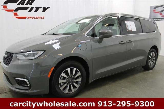2022 Chrysler Pacifica Hybrid Touring L for sale in Shawnee, KS
