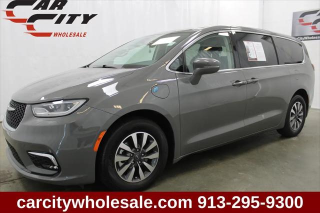 2022 Chrysler Pacifica Hybrid Touring L for sale in Shawnee, KS