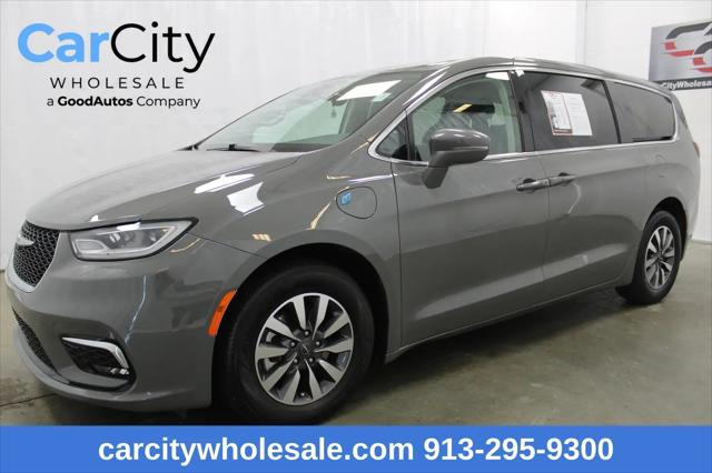 2022 Chrysler Pacifica Hybrid Touring L for sale in Shawnee, KS