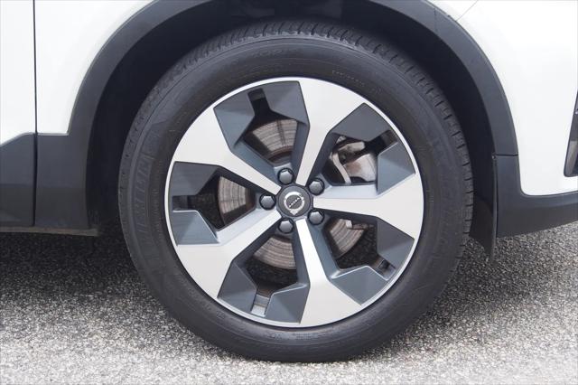2023 Volvo XC40 B5 Plus Dark Theme