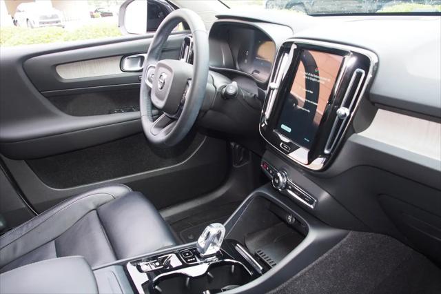 2023 Volvo XC40 B5 Plus Dark Theme