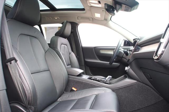 2023 Volvo XC40 B5 Plus Dark Theme