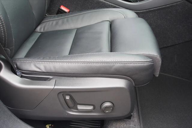 2023 Volvo XC40 B5 Plus Dark Theme