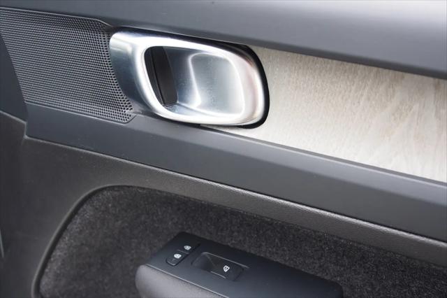 2023 Volvo XC40 B5 Plus Dark Theme