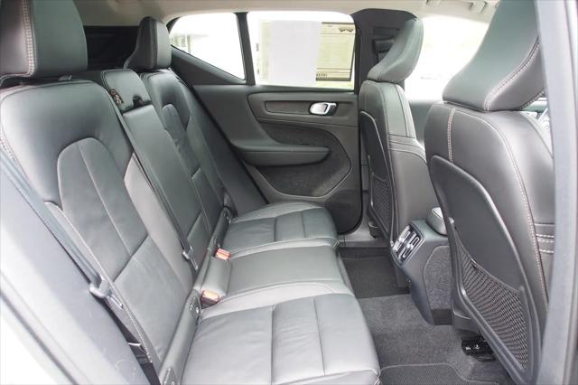 2023 Volvo XC40 B5 Plus Dark Theme