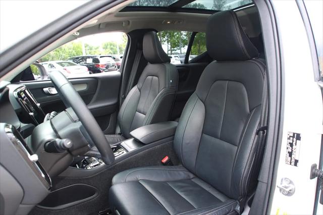2023 Volvo XC40 B5 Plus Dark Theme