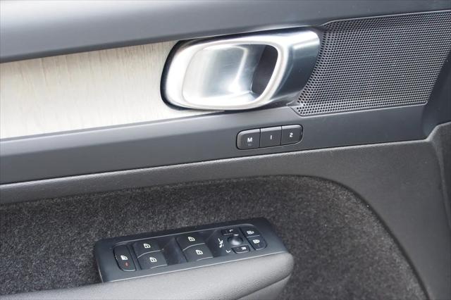 2023 Volvo XC40 B5 Plus Dark Theme
