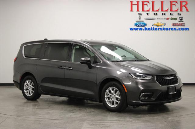 2023 Chrysler Pacifica Touring L for sale in Pontiac, IL