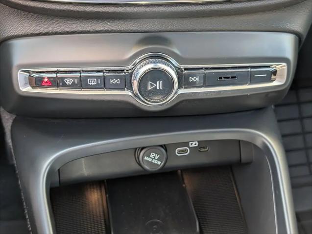 2023 Volvo XC40 B5 Ultimate Bright Theme