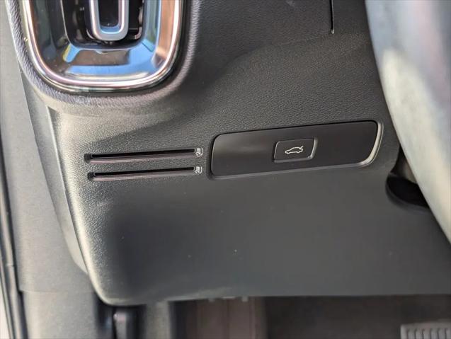 2023 Volvo XC40 B5 Ultimate Bright Theme