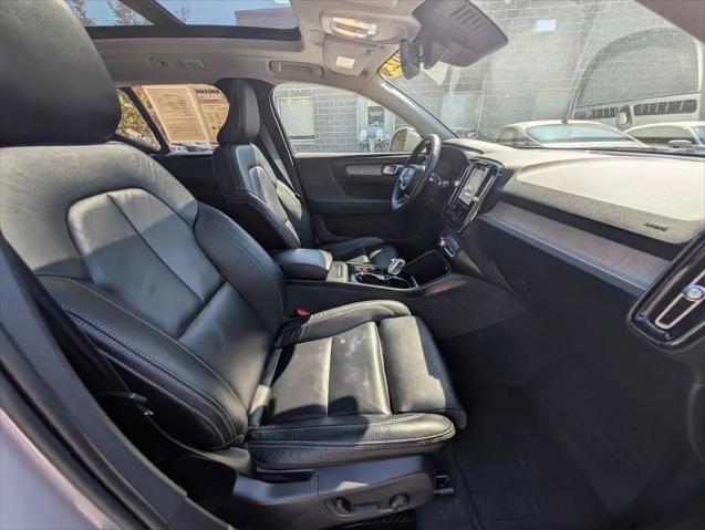 2023 Volvo XC40 B5 Ultimate Bright Theme