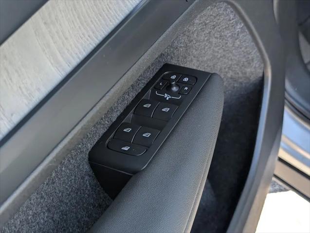 2023 Volvo XC40 B5 Ultimate Bright Theme