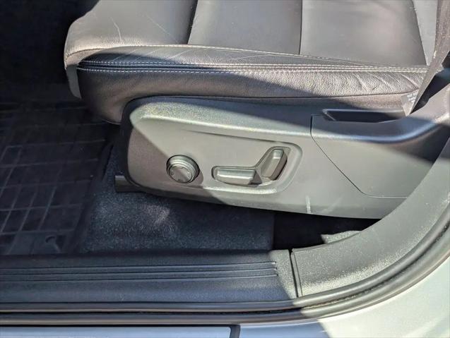 2023 Volvo XC40 B5 Ultimate Bright Theme