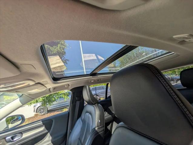 2023 Volvo XC40 B5 Ultimate Bright Theme