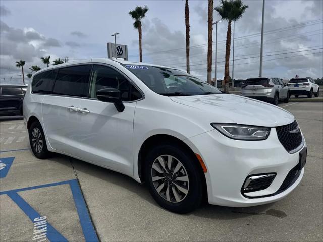 2024 Chrysler Pacifica Hybrid Select