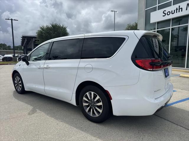 2024 Chrysler Pacifica Hybrid Select