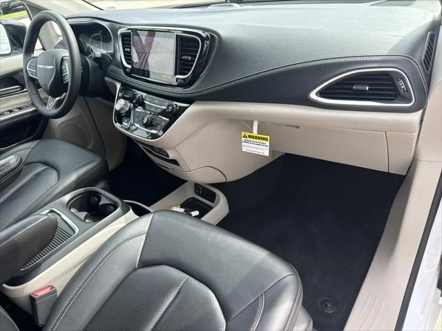 2024 Chrysler Pacifica Hybrid Select