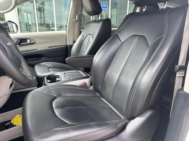 2024 Chrysler Pacifica Hybrid Select