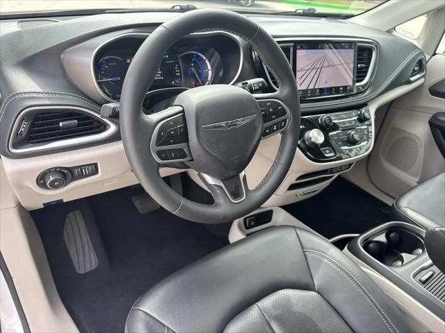 2024 Chrysler Pacifica Hybrid Select