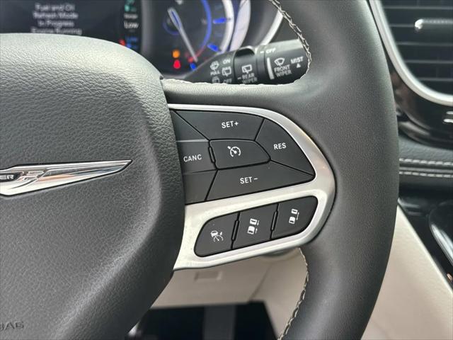 2024 Chrysler Pacifica Hybrid Select