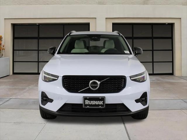 2026 Volvo XC40 Plus, B5 AWD Gas (mild hybrid), Dark