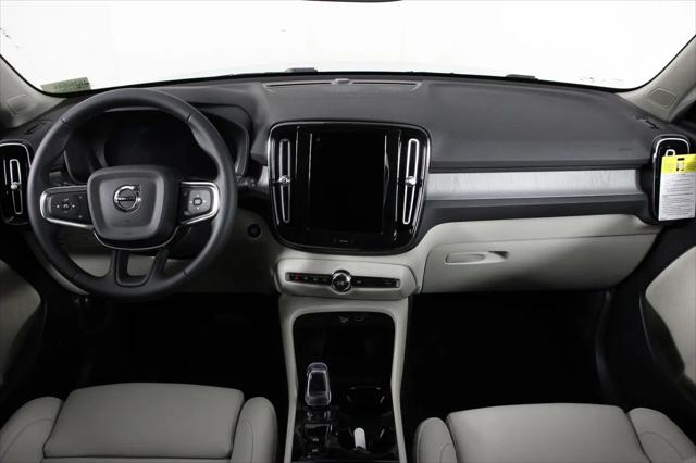 2026 Volvo XC40 Plus, B5 AWD Gas (mild hybrid), Dark