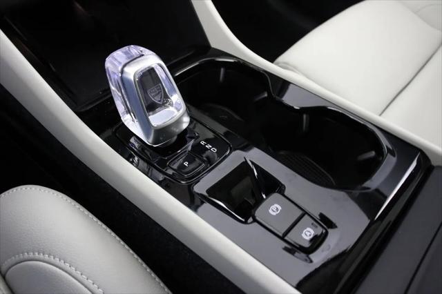2026 Volvo XC40 Plus, B5 AWD Gas (mild hybrid), Dark