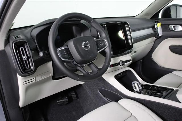 2026 Volvo XC40 Plus, B5 AWD Gas (mild hybrid), Dark